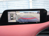 車両の前後左右にある4つのカメラを合成することで、まるでご自身のクルマを空から見ているような俯瞰での映像を映し出してくれます。バック時ももちろんのこと、前進時に視界の悪い交差点でも役に立ちますね。