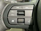 ステアリングにオーディオ操作スイッチが付いています。オーディオ画面に直接タッチしなくても操作が出来ますので、運転に集中できます。