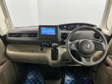 【インテリア正面】視界が広く見渡しやすく手の届く範囲にスイッチもデザインされており、とっても使いやすいです。ぜひ店頭でご覧ください。
