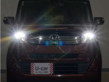 HIDヘッドライト(オートライト機能付)が搭載されており、遠くまで明るく照らし、夜間の道路等での安心感が向上しております。