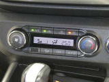 【オートエアコン】車内温度を感知して自動で温度調整をしてくれるのでいつでも快適な車内空間を創り上げます!どの席に座っても快適なドライブが楽しめます♪