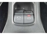 パーキングブレーキは便利な電動式!ボタン一つで操作でき、アクセルを踏めば自動で解除されます、レバーやペダルが無いので運転席廻りもすっきりしますね