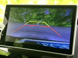 後方の映像にガイド線が表示され、駐車時に車両と周囲との位置関係を確認しやすい装備です。バック時の目視確認と合わせて活用でき、日常の駐車をサポートします。