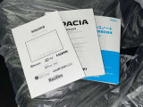 メンテナンスノート、取扱説明書です。 その車の整備記録が事細やかに記録されています。 車が生まれてから今までどのような道を歩んできたのか判るとても重要な物ですよ。