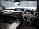 デザインもよく、居心地のよい運転席ですね。分かりやすいスイッチ類ですから操作もしやすく運転をサポートします。