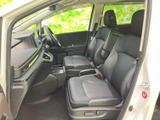 前席は座面にゆとりがあり、運転席と助手席それぞれで落ち着いて過ごせる配置です。前方から側方まで窓が広がり、周囲の様子を確認しやすい視界も日常の運転を支えます。