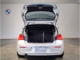 BMWではスペアタイヤが非搭載となるため、スペースは拡大されており、収納スペースとして利用可能。トランクの下にも収納スペースがあり、意外と役に立つスペースでございます。