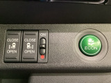 リアドアは乗り降りに便利な両側電動スライドドアです。また運転席に座っていながらスイッチ操作で自在にスライドドアを開け閉めできます。