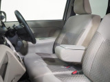 運転席にはアームレストが備わっています。