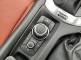 手元のスイッチでナビやオーディオ操作が可能でございます。