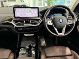 コックピットは、BMWらしくセンター・コンソールがドライバーに向けて傾けられた設計になっています。