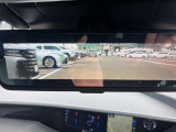 【デジタルインナーミラー】車両後方カメラの映像をミラー内のディスプレイに表示する装置です。ヘッドレストや荷物などで視界を遮らずに後方を確認することができます。