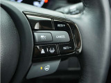 ◆アダプティブクルーズコントロール◆予め設定した車速内でクルマが自動的に加減速。前走車との適切な車間距離を維持しながら追従走行します。【LKAS】車線維持支援システムでステアリング操作を支援。