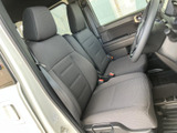 前席は座面と背もたれにゆとりがあり、落ち着いて座れる空間です。運転席側から助手席まで見渡しやすく、シートやドアまわりもまとまりのある室内です。