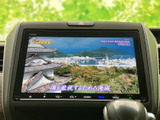 停車中にテレビ番組や映像を楽しめる画面を備えています。見たい番組を確認しやすく、待ち時間や休憩時にも活用できる装備です。映像表示で車内の過ごし方が広がります。