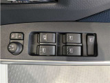 パワーウィンドウのスイッチですよ。 運転席に居ながら窓を開け閉めのコントロールできますよ。 ロック機能で、子供がイタズラして窓を開けるという事も無くなりますよ。