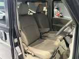 運転席まわりです。運転席からの視界が左右に広く隅々まではっきりと見渡せます!クルマの前端も把握しやすく安心して運転できます!