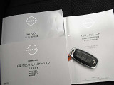 バック、ポケットの中に入れたままで、ドアロック、アンロック、 エンジンスタート出来ます。インテリジェントキー。取扱節経書と整備記録簿