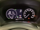 ハイブリット車専用のメーターです。右側の大型スピードメーターに加え、ステアリングスイッチを使って左のマルチインフォメーション・ディスプレイで燃費や動力伝達などの情報が見れるようになっています。