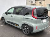 コンビネーションランプを高い位置に配置、後続車に見やすいデザインで安全にも配慮。
