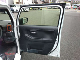 運転席のドア内部の写真です。