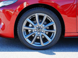 18インチ純正アルミホイールを装備。タイヤサイズは215/45R18となります。