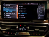 【ⅰドライブナビゲーション】文字情報も鮮明に表示する高解像度カラーディスプレイを採用。視認性に優れた地図デザインと特徴的な建造物を目印にした描写表示で現在位置を把握できます。地図データの更新も可能です