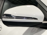ウィンカー内蔵ドアミラーを開発したのは『メルセデス・ベンツ』です。他車からの視認性が高まり、事故の可能性を低減させています。更に、点灯部分はドライバーの視界に入らないように設計されています。