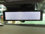 インテリジェントルームミラー搭載車です!乗員、ヘッドレスト、積載物などでさえぎられがちなルームミラーの後方視界をクリアに保ちます。車室内の状況にかかわらず、後方にあるカメラ映像をミラーに映し出します。