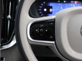 前方車を自動追従するアダプティブクルーズコントロールに加え、ステアリング操舵も行う進化型クルーズ『パイロットアシスト』を搭載。車体を車線内へと適正に維持しつつ先行車を忠実に追従します。