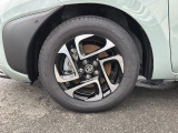 トヨタ純正の15インチアルミホイール。切削光輝とブラック塗装で上質感を演出しています
