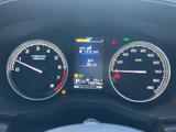 左右のメーターと中央の表示がまとまり、走行に関する情報を運転席から確認しやすい配置です。速度や警告表示などを把握しやすく、日々の運転を支えてくれます。