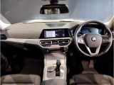 BMWの運転席はドライバーオリエンテッドという構造を採用。ドライバー目線の操作がしやすい設計になっており、ドライブ中にも目線の移動が少なく運転中にも簡単に操作ができます。