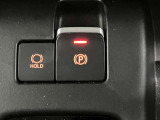 【電動パーキングブレーキ】スイッチ一つで簡単に操作できる電動パーキングを搭載。シフト操作やアクセルと連動してパーキングブレーキが作動・解除されるため、スムーズな発進が可能に。