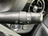 方向指示のマークやライト関連の表示が確認しやすく、運転席で必要な操作を把握しやすいレバーです。手元で扱えるため、日常の運転時に便利にお使いいただけます。