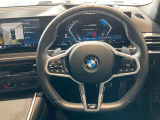 操作性に優れたステアリングは、BMWの走りを支える大事な部品です。オーディオやハンズフリー通話、クルーズコントロール関連の操作もこちらに集約されています。