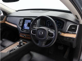 インストルメントパネルは僅かに運転席側へと傾けられているほか、余計なスイッチ類を可能な限り排し、運転に集中しやすい環境を造り出しています。