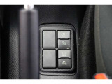 【EVモード】 電気モーターのみを使って走行するモードです。深夜の住宅街、屋内駐車場でエンジン騒音や排気ガスを気にすることなく走行できます。