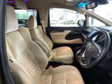 運転席の画像です。足元やシートまわりに余裕があり、リラックスした姿勢で運転が可能です。視界も良好で操作系へのアクセスもしやすく、快適で安心感のあるドライブをサポートします。