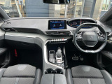 美しく張り詰めた空気感を醸し出すi‐Cockpit!ドライバーが求める情報と操作機能はここに集約されています。