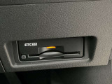 ETC2.0を装備。DSRC通信方式によって双方向通信することでカーナビと高速道路がリアルタイムに情報連携して、便利で快適なドライブ体験を提供します。