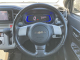 握りやすいステアリングで、快適なドライビングを実現。操作性にも優れ、運転の楽しさを引き立てます。