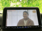 停車中にテレビ番組の映像を視聴できる画面を備えています。出発前の待ち時間や休憩中にも映像を楽しめるため、車内で過ごすひとときに活用できる便利な装備です。