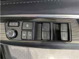 パワーウィンドウのスイッチですよ。 運転席に居ながら窓を開け閉めのコントロールできますよ。 ロック機能で、子供がイタズラして窓を開けるという事も無くなりますよ。