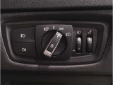 運転中にもオーディオの音量やFMの切り替えなどステアリングでの操作で切り替え可能なため、ステアリングから手を放す必要がない為、運転中でも操作が簡単でございます。