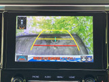画面には車両後方の映像とガイドラインが表示され、駐車時に周囲の状況を確認する際に役立ちます。画面上の案内も見ながら後退できるため、駐車をサポートする便利な装備です。