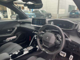 i-Cockpitのコンセプトを基に小径化したハンドルは女性でも楽に運転が可能です