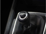 【シフトレバー】シフトもとても操作しやすいデザインになっております。運転する人の事を第一に考えた操作性の高い仕様です。