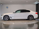 【拘りのFR】BMWが多く採用するFR車。ダイレクトでスポーティな加速感・シャープなハンドリングを実現。縦置きエンジンレイアウトにより、フラットで上質な乗り味です。
