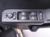 運転席側には 集中スイッチ(全ドアを操作するスイッチ) があり、運転席から乗員全員分の窓をコントロールできます。